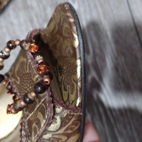 Carlos embossed brown and gold leather heels. Size 6 - Picture 4 of 12